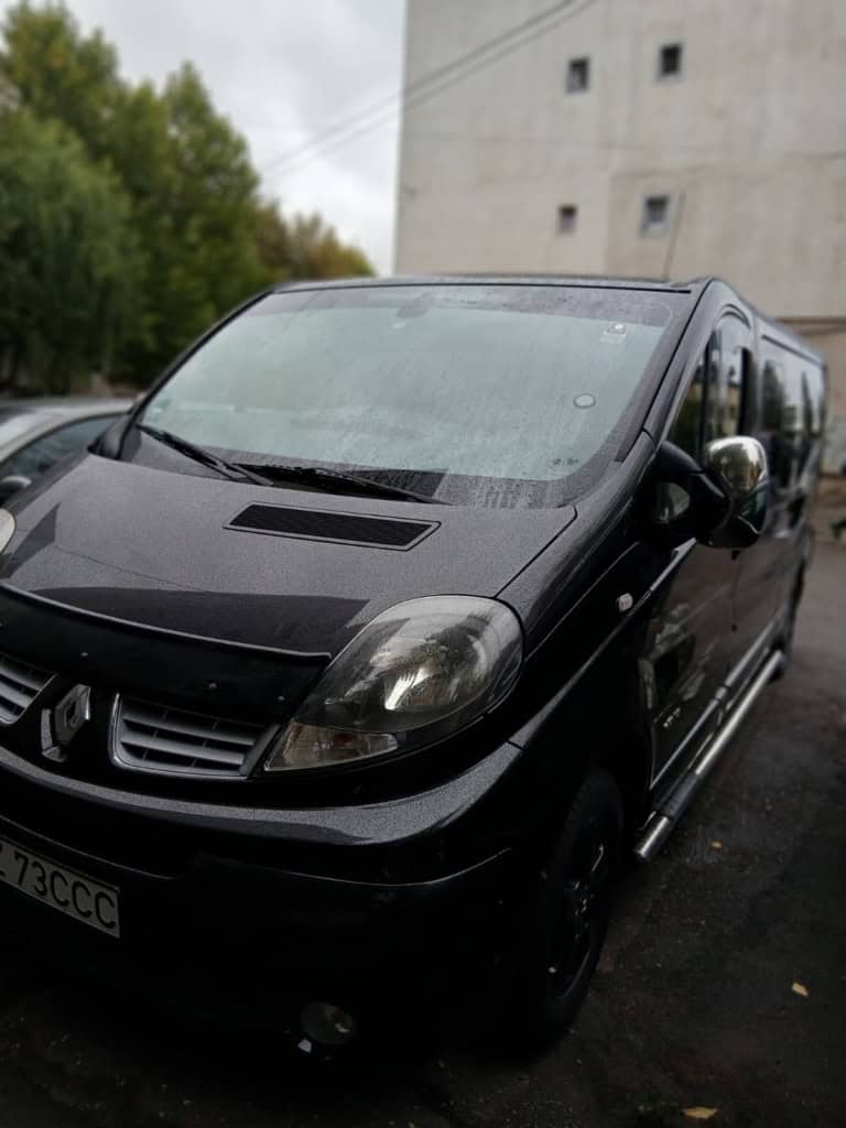 Fața dubei negre Renault Trafic a CCC Transport, de aproape
